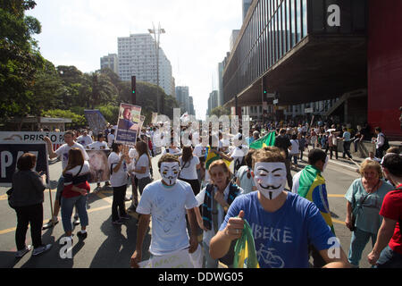 Sao Paulo, Brazil. 7th Sep, 2013. Protesters are seen during a rally at Paulista Avenue in Sao Paulo on nation's independence day. Protesters are demanding an end to corruption in Brazilian politics and quick improvements on public services. Credit:  Andre M. Chang/Alamy Live News Stock Photo