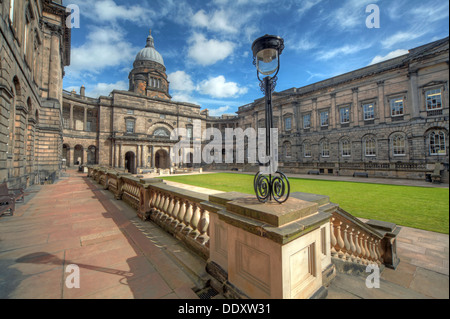Wide angle sunny view of the courtyard at Old South College, University of Edinburgh, South Bridge, Edinburgh EH8 9YL, Scotland, UK. Stock Photo