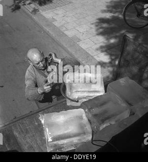 Iceman busy during the heatwave in Stockholm, Sweden, 24th July 1943. Artist: Karl Sandels Stock Photo