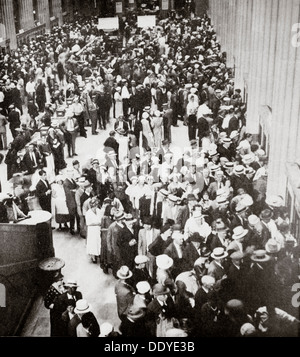 Depositors of the Union Trust Company, Cleveland, Ohio, USA, Great Depression, July 1933. Artist: Unknown