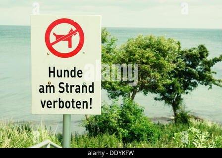 Sign, "Hunde am Strand verboten", German for "no dogs allowed on the beach", Fehmarn island, Schleswig-Holstein, Baltic Sea Stock Photo