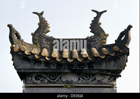 View of the carved upturned eave of the Yueyang tower dates from the Three Kingdoms Period  (AD 220–280) listed as one of the Three Great Towers in the south of the Yangtze River in China.  Hunan province China. Stock Photo