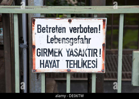 Warning sign in German and Turkish, Betreten verboten! Lebensgefahr, Girmek Yasaktir! Hayat Tehlikesi or No Trespassing! Mortal Stock Photo