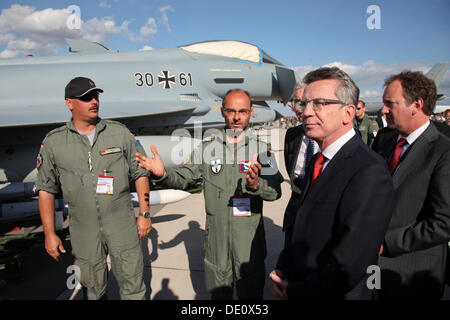 German Federal Defence Minister Thomas de Maiziere talking to German soldiers, ILA Berlin Air Show, Berlin Stock Photo