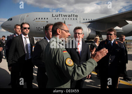 German Federal Defence Minister Thomas de Maiziere talking to German soldiers, ILA Berlin Air Show, Berlin Stock Photo