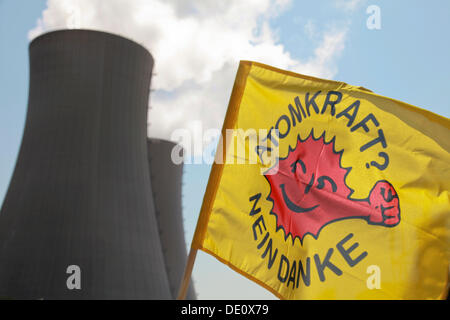 Cloth banner 'Atomkraft? Nein danke', German for 'Nuclear power? No thanks', flying in front of the cooling towers of Grohnde Stock Photo