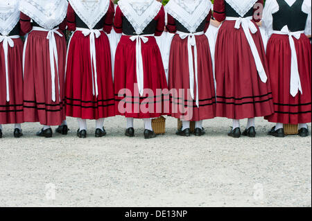 Women in traditional Bavarian costume forming a guard of honour for the entrance into the beer tent, 90th anniversary of the Stock Photo