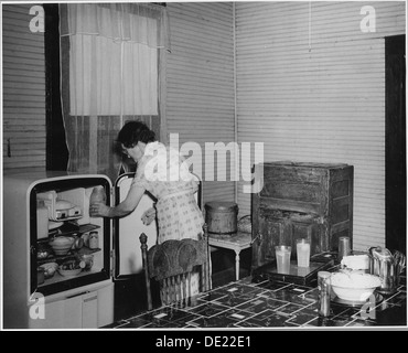 Harmony Community, Putnam County, Georgia. This housewife is enthusiastic about REA, and with good . . . 521433 Stock Photo