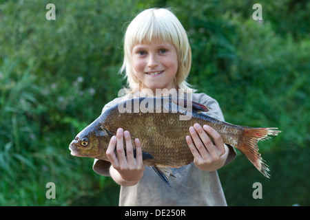 common bream, freshwater bream, carp bream, fishing, angling, Junge, Kind mit Brassen, Angeln, Blei, Brachsen, Abramis brama Stock Photo