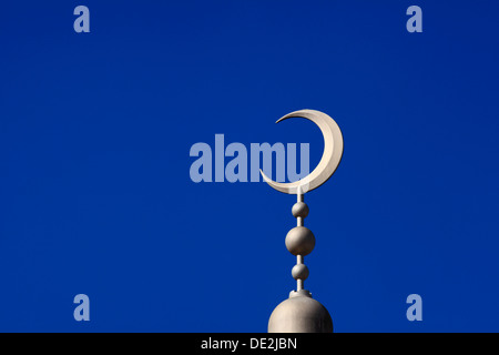 Crescent moon symbol on top of the East London Mosque, Whitechapel Road, East London. Stock Photo