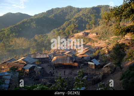 Huts with corrugated iron roofs of the Akha Phixor ethnic group in the mountains, Ban Moxoxang village Stock Photo