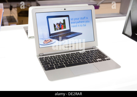 Google Chromebook running on a Samsung laptop computer in a retail store Stock Photo