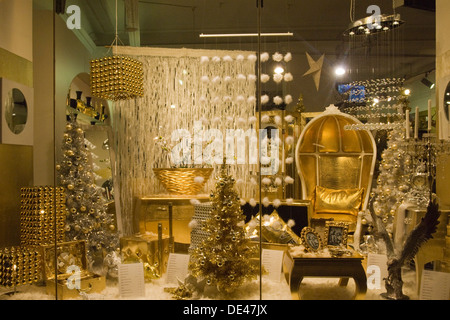Österreich, Wien 7, Mariahilferstrasse, weihnachtlich dekoriertes Schaufenster. Stock Photo