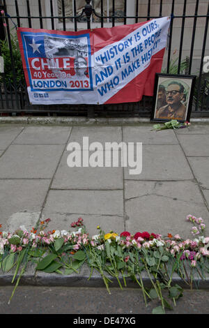 Chilean embassy, London, UK. 11th Sept, 2013.Vigil outside Chilean embassy in London on 40th anniversary of Pinochet's military coup 11 september 1973 - 2013: 40th anniversary of Pinochet's military coup in Chile. 'Memory and Justice' group read out names of the thousands of people who disappeared or got killed by the dictatorship. Credit:  Julio Etchart/Alamy Live News Stock Photo