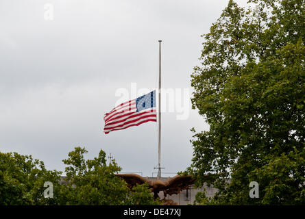 London, UK - 11 September 2013: the half-mast american flag at the US Embassy on the anniversary of the Twin Towers attacks. Credit:  Piero Cruciatti/Alamy Live News Stock Photo