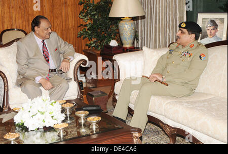 ISLAMABAD/ PAKISTAN .  11 setp   2013   Handout image by PID  chairman joint of staff committee general khalid shameem wynne called on president mamnoon hussain at aiwan e sasr in islamabad    (Photo by PID/Deanpictures/Alamy Live News Stock Photo