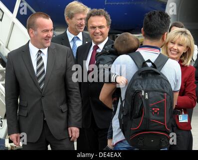 Hanover, Germany. 11th Sep, 2013. German Federal Interior Minister Hans-Peter Friedrich (CSU, 3rd L) and Lower Saxony's Interior Minister Boris Pistorius (SPD, L), as well as Lower Saxony's Commissioner for Migration and Participation, Doris Schroeder-Koepf (SPD, R), welcome refugees from Syria on arrival at the airport in Hanover, Germany, 11 September 2013. Photo: Holger Hollemann/dpa/Alamy Live News Stock Photo