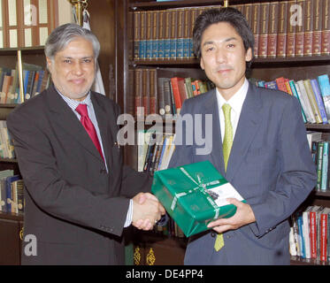 ISLAMABAD/ PAKISTAN .  11 setp   2013   Handout image by PID     Federal Minister for Finance, Senator Mohammad Ishaq Dar presenting gift to Mr. Minoru Kiuchi, Japanese Parliamentary Vice Minister for Foreign Affairs in Islamabad on September 11, 2013  (Photo by PID/Deanpictures/Alamy Live News Stock Photo