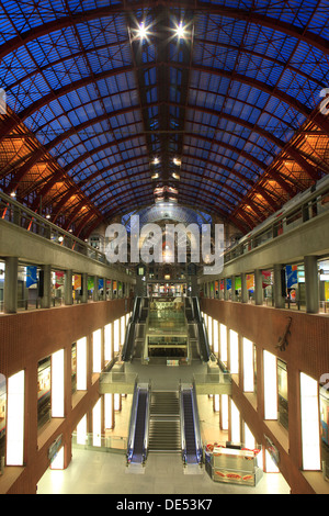 The different floors of Antwerp Central Train Station(1905)  in Antwerp, Belgium Stock Photo