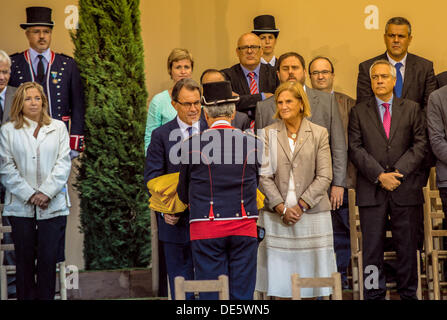 Barcelona, Spain. September 11th, 2013: Catalonia's President Artur Mas hands the catalan flag to the guard of honor of the Mossos d`Esquadra, national police of Catalonia, during the official celebration act on Catalonia's National Day in Ciutadella parc, Barcelona. © matthi/Alamy Live News Stock Photo