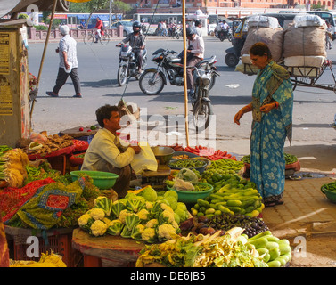 India, Rajasthan, Jaipur, outdoor vegetable stall Stock Photo