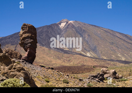 The emblematic rock formation of Roque Cinchado with the Teide peak in the background, Tenerife, Canary Islands. Stock Photo