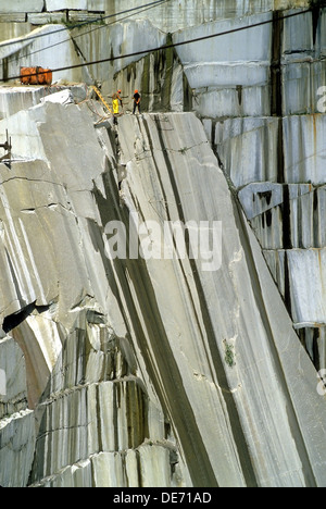 Men cut stone from the open-pit mine at the Rock of Ages quarry in Barre, VT, USA. Stock Photo