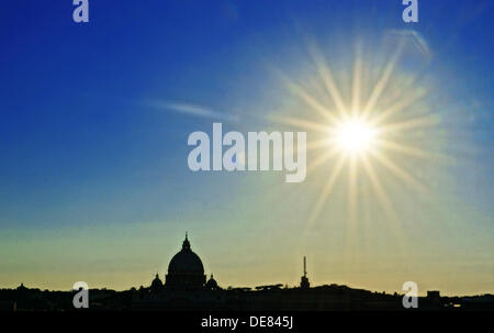 The late afternoon sun shines above the St. Peter's Basilica in Rome, Italy, 11 August 2013. Photo: SOEREN STACHE (Photo taken with high dynamic range) Stock Photo