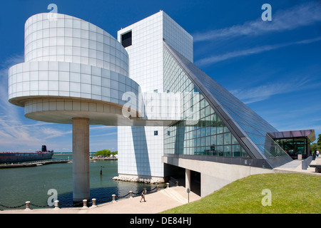 ROCK AND ROLL HALL OF FAME (©I M PEI 1995) DOWNTOWN CLEVELAND CUYAHOGA COUNTY OHIO USA Stock Photo