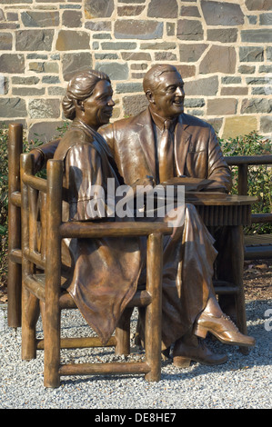 Bronze statue of Franklin and Eleanor Roosevelt at their family home in Hyde Park, NY. Digital photograph Stock Photo