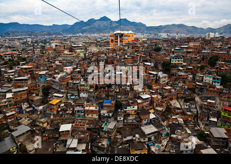 Complexo do Alemao, Rio de Janeiro favela, Brazil Gondola lift built by the Leitner-Poma group Stock Photo