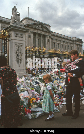 FLOWER BOUQUETS LAID OUTSIDE KENSINGTON PALACE SHORTLY AFTER LADY DIANA SPENCER DEATH. LONDON, SEPTEMBER 1997. ENGLAND, UK Stock Photo
