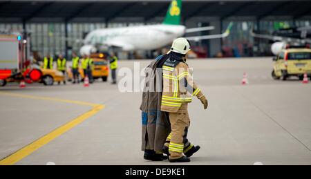 Hamburg, Germany. 14th Sep, 2013. Rescue works take part in an training exercise rescuing injured people at the Airbus factory in Hamburg, Germany, 14 September 2013. City officials and municipal organizations are carrying out an emergency planning exercise with a fictional aircrash involving two planes over the city. Photo: SVEN HOPPE/dpa/Alamy Live News Stock Photo