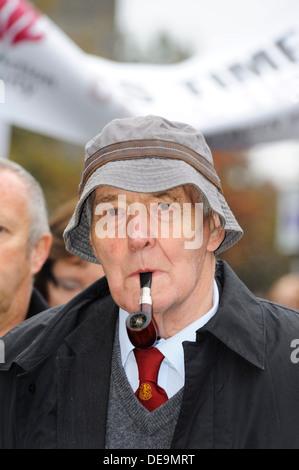 Tony Benn at an anti cuts rally in Glasgow Stock Photo