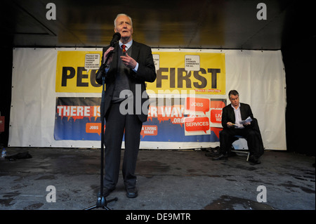 Tony Benn at an anti cuts rally in Glasgow Stock Photo