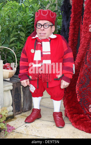 Milton Keynes, UK. 13th Sep, 2013. Milton Keynes Theatre Pantomime Photocall at Frosts Garden Centre, Woburn Sands, Milton Keynes with cast members Warwick Davis, Jennifer Ellison, Kate Stewart and Shaun Dalton. This year's Panto opens on Friday December 6th and finishes on Sunday January 12th 2014. © KEITH MAYHEW/Alamy Live News Stock Photo