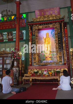 Thai-Chinese worshippers at Kuan Yin Shrine in Yaowarat, Chinatown ...