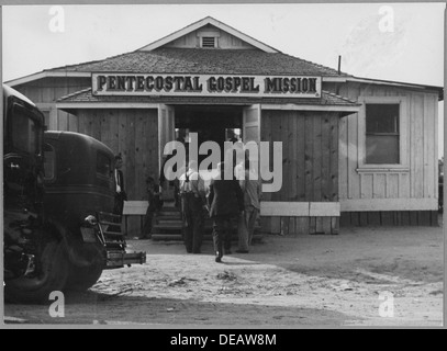 Ryer Island, Sacramento County, California. Disaster in shacktown. Funeral of young migratory wo . . . 521680 Stock Photo