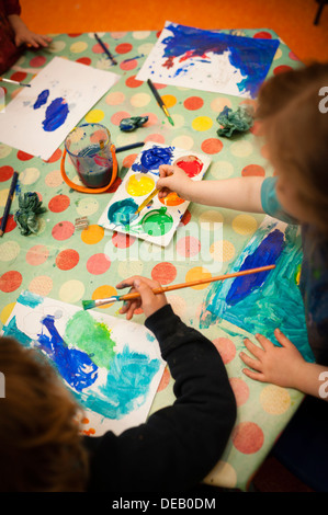 Gli alunni la pittura di un'arte lezione di classe in una scuola primaria,  Wales UK Foto stock - Alamy