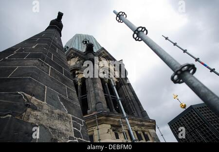 Berlin, Germany. 15th Sep, 2013. The tower of the freshly refurbished Kaiser Wilhelm Memorial Church in Berlin, Germany, 15 September 2013. The restored chime rang again at twelve noon. Photo BRITTA PEDERSEN/dpa/Alamy Live News Stock Photo