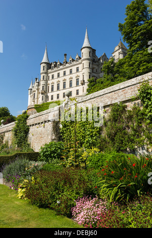 DUNROBIN CASTLE IN SUMMER WITH COLOURFUL FLOWER BEDS SUTHERLAND SCOTLAND Stock Photo