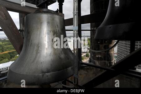 Berlin, Germany. 15th Sep, 2013. View of the church bells of the Kaiser Wilhelm Memorial Church in Berlin, Germany, 15 September 2013. The church tower has been refurbished and the restored chime rang again at twelve noon. Photo: BRITTA PEDERSEN/dpa/Alamy Live News Stock Photo