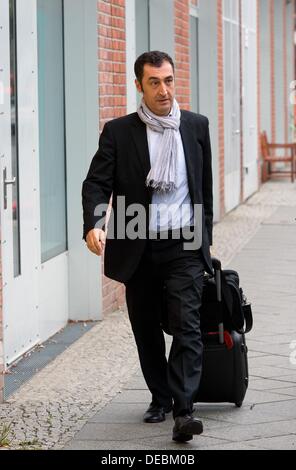 Berlin, Germany. 16th Sep, 2013. The party leader of the party Alliance 90/The Greens, Cem Ozdemir, arrives for the party's board meeting in Berlin, Germany, 16 September 2013. Photo: SOEREN STACHE/dpa/Alamy Live News Stock Photo