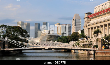 Singapore Skyline - Cavenagh Bridge over Singapore River Stock Photo