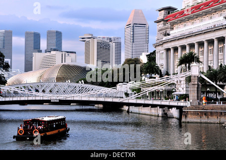 River cruise along Singapore River Stock Photo