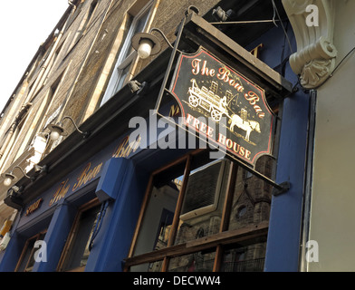 The Bow Bar exterior, Victoria Street, Edinburgh, Scotland, UK Stock Photo