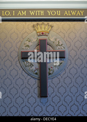 Lo I am with You Always,Cross at Canongate Kirk, Royal Mile, Edinburgh Old Town, Scotland, UK Stock Photo
