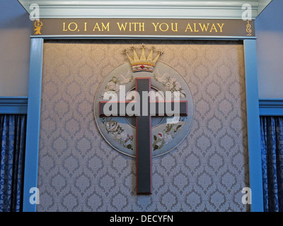 Lo I am with You Always,Cross at Canongate Kirk, Royal Mile, Edinburgh Old Town, Scotland, UK Stock Photo