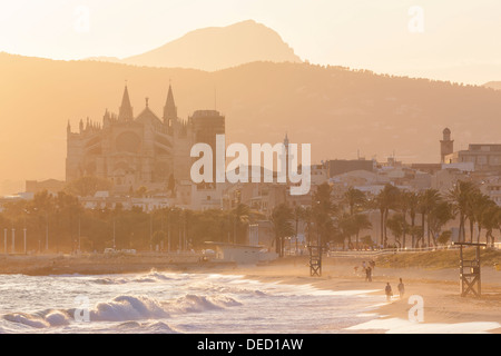 Palma de Majorca's 13th century Gothic cathedral at sunset, east facade, from Can Pere Antoni beach. Balearic islands, Spain Stock Photo