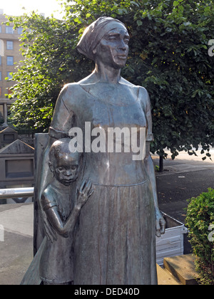 Sculpture of Woman And Child by Anne Davidson from 1986, Edinburgh Scotland UK Stock Photo